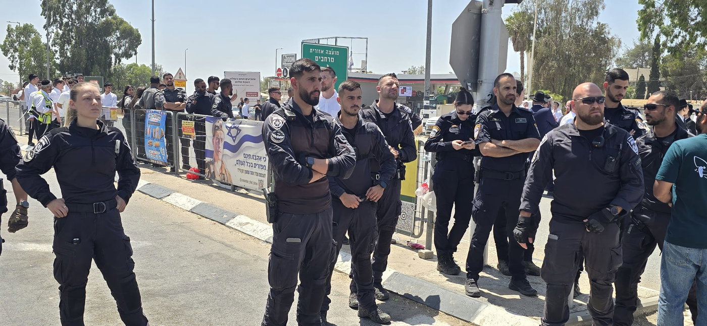 תיעודים סוערים: שוטרים ושוטרות מפנים בכוח - וגוררים את המפגינים