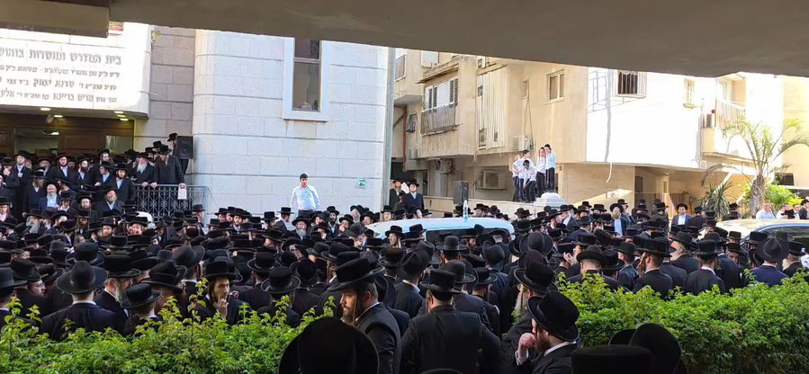 מסע הלוויית הרה"צ רבי חיים דב הלפרין זצ"ל 