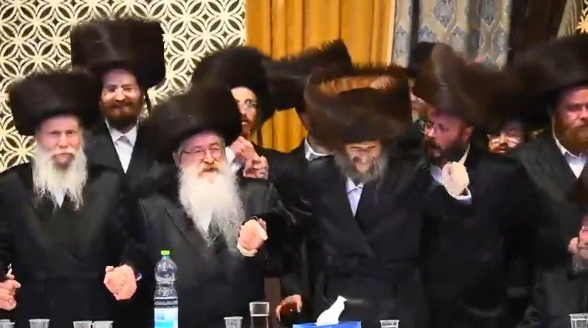 בשירת יש בורא עולם בנישואי בנו לפני כחודש