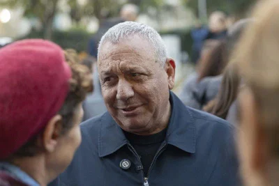 איזנקוט יכול לחייך: אלו הפערים הגדולים שלו בסקרים החדשים על בנט