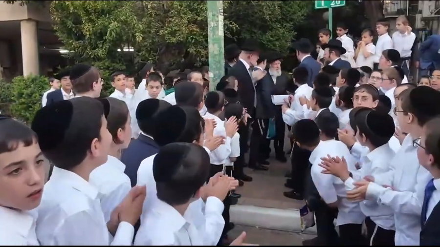 מאות הילדים מקבלים את פני הגר"י זילברשטיין בכניסת השבת