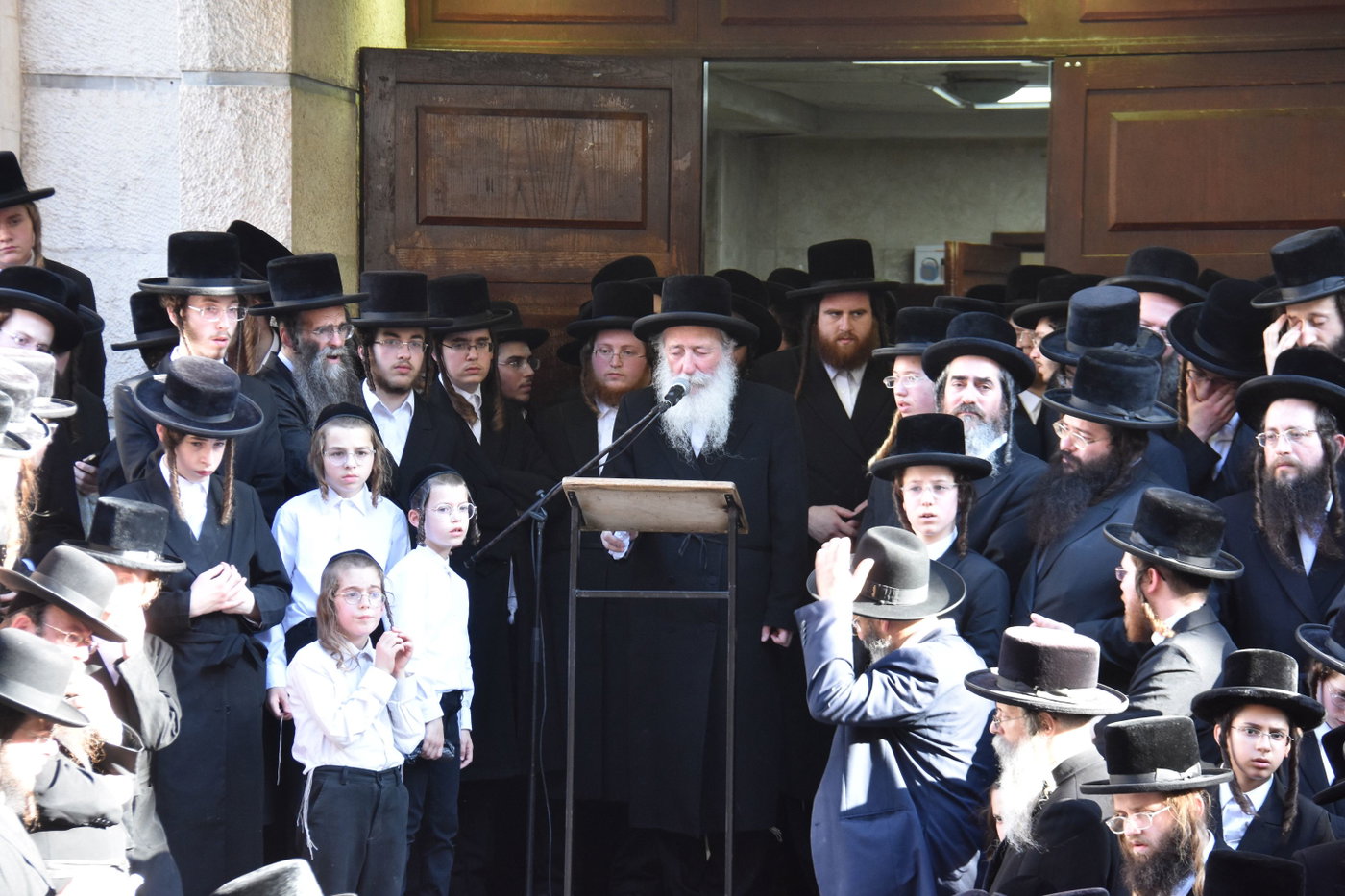מסע הלוויית הרה"צ רבי חיים דב הלפרין זצ"ל