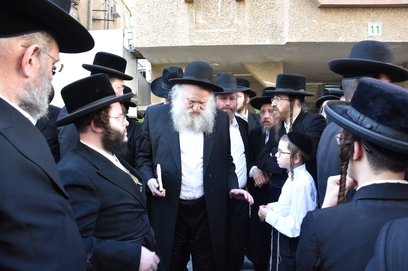 מסע הלוויית הרה"צ רבי חיים דב הלפרין זצ"ל