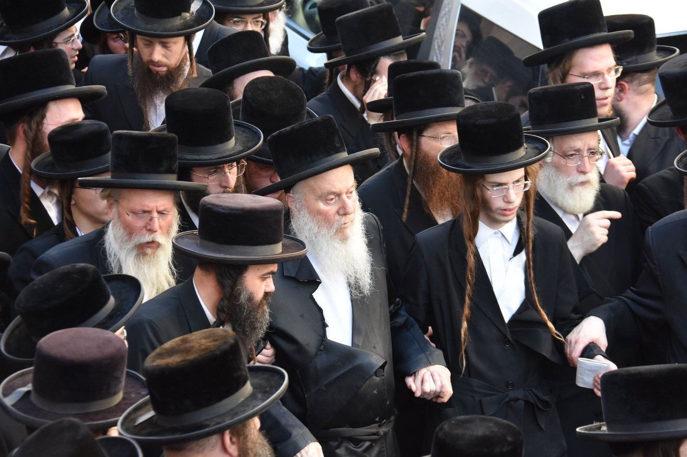 מסע הלוויית הרה"צ רבי חיים דב הלפרין זצ"ל
