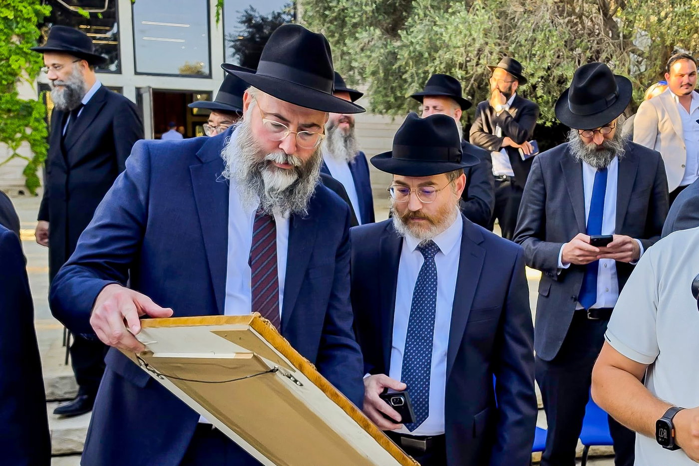 עם ניצולי האסון הגרעיני: המפגש המרגש של הנשיא הרצוג ושליחי חב"ד