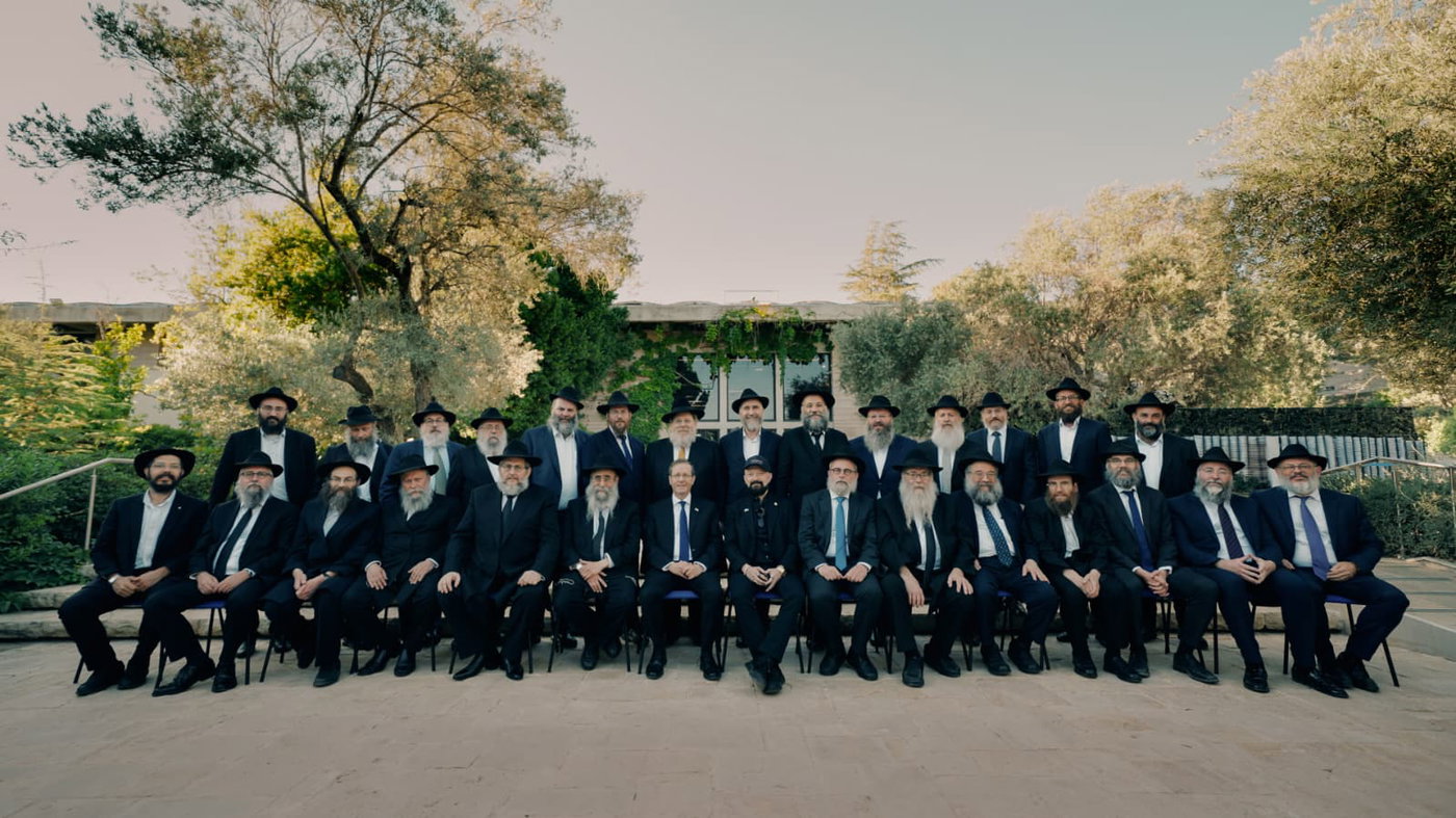 עם ניצולי האסון הגרעיני: המפגש המרגש של הנשיא הרצוג ושליחי חב"ד