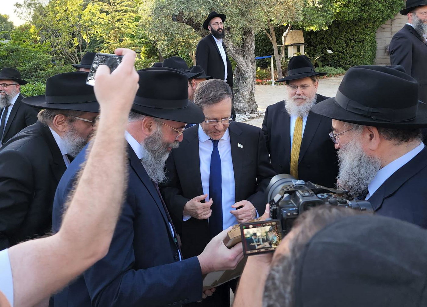 עם ניצולי האסון הגרעיני: המפגש המרגש של הנשיא הרצוג ושליחי חב"ד