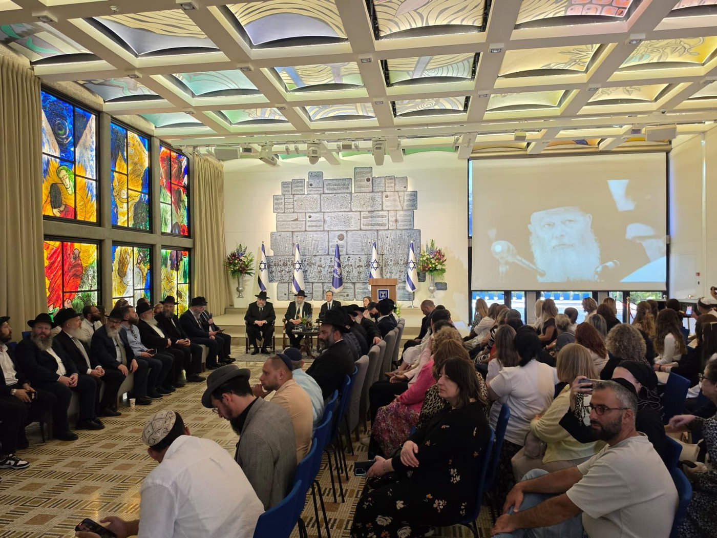 עם ניצולי האסון הגרעיני: המפגש המרגש של הנשיא הרצוג ושליחי חב"ד