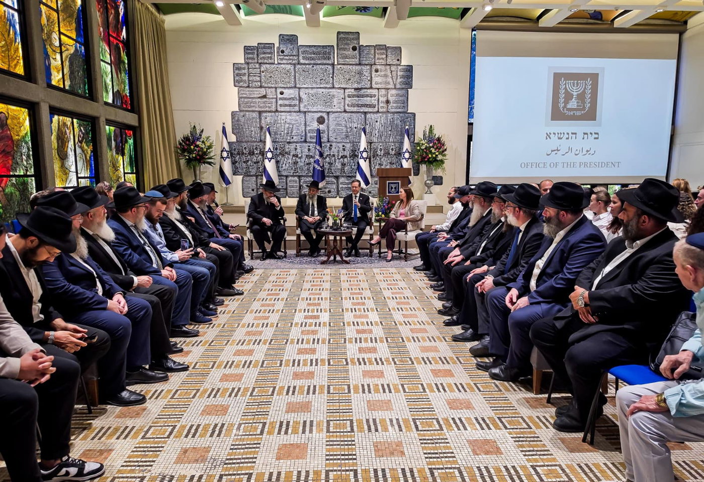 עם ניצולי האסון הגרעיני: המפגש המרגש של הנשיא הרצוג ושליחי חב"ד