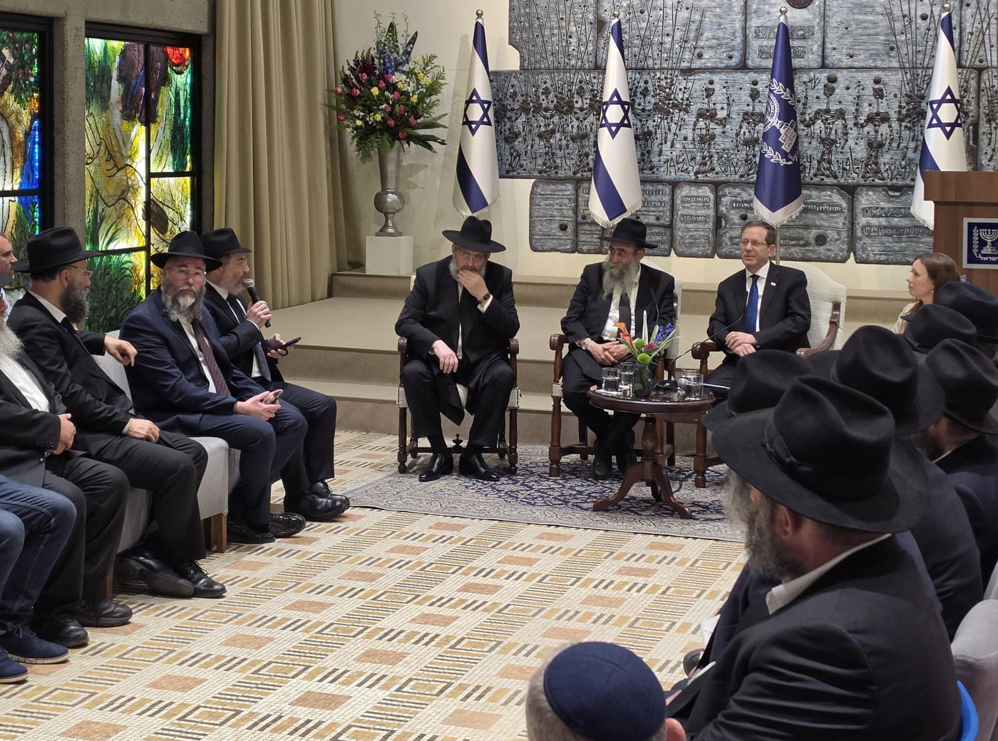 עם ניצולי האסון הגרעיני: המפגש המרגש של הנשיא הרצוג ושליחי חב"ד