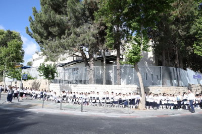 מאות תלמידות "בית יעקב גילה" במפגן מחאה