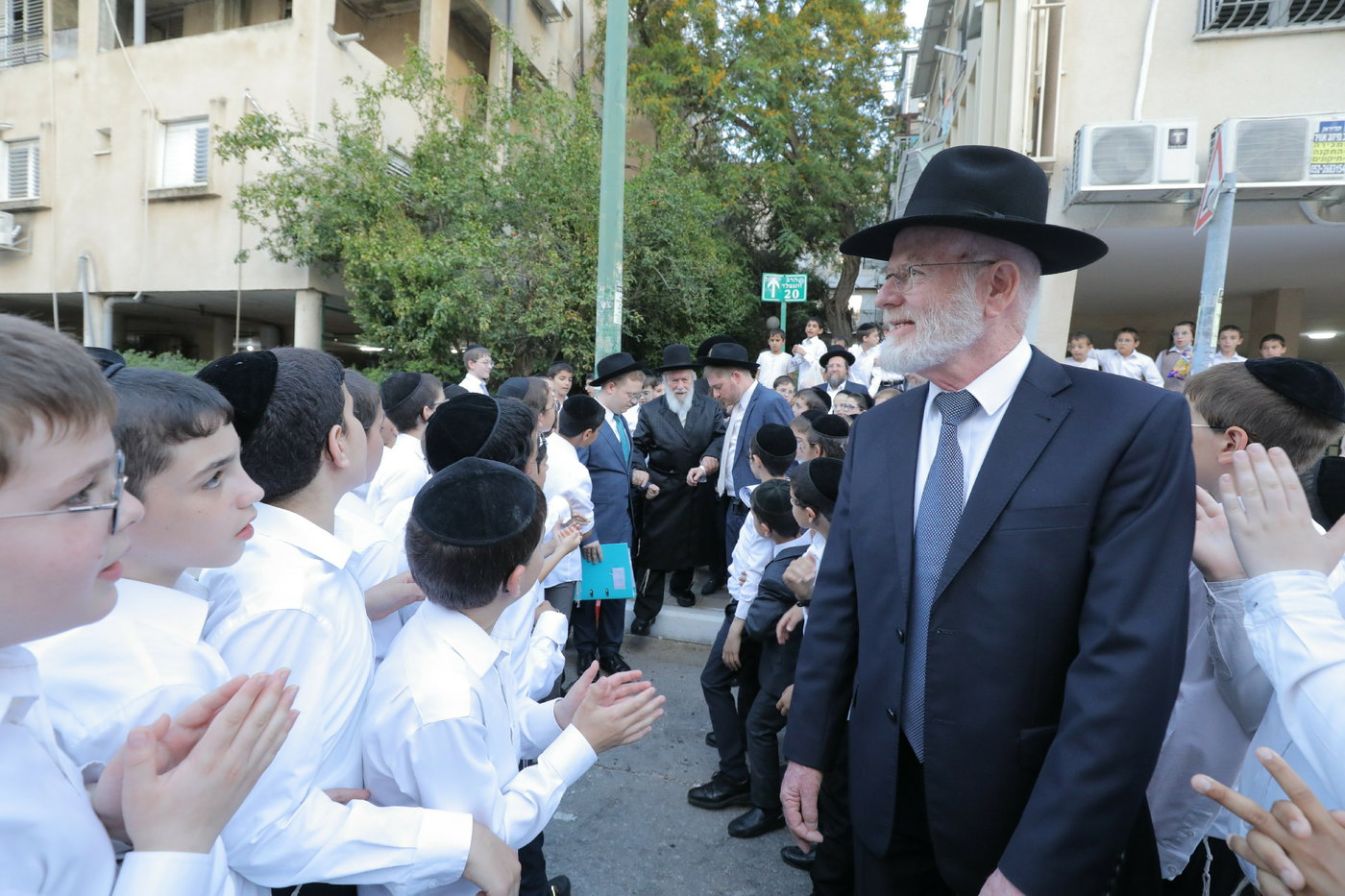 מאות הילדים מקבלים את פני הגר"י זילברשטיין בכניסת השבת