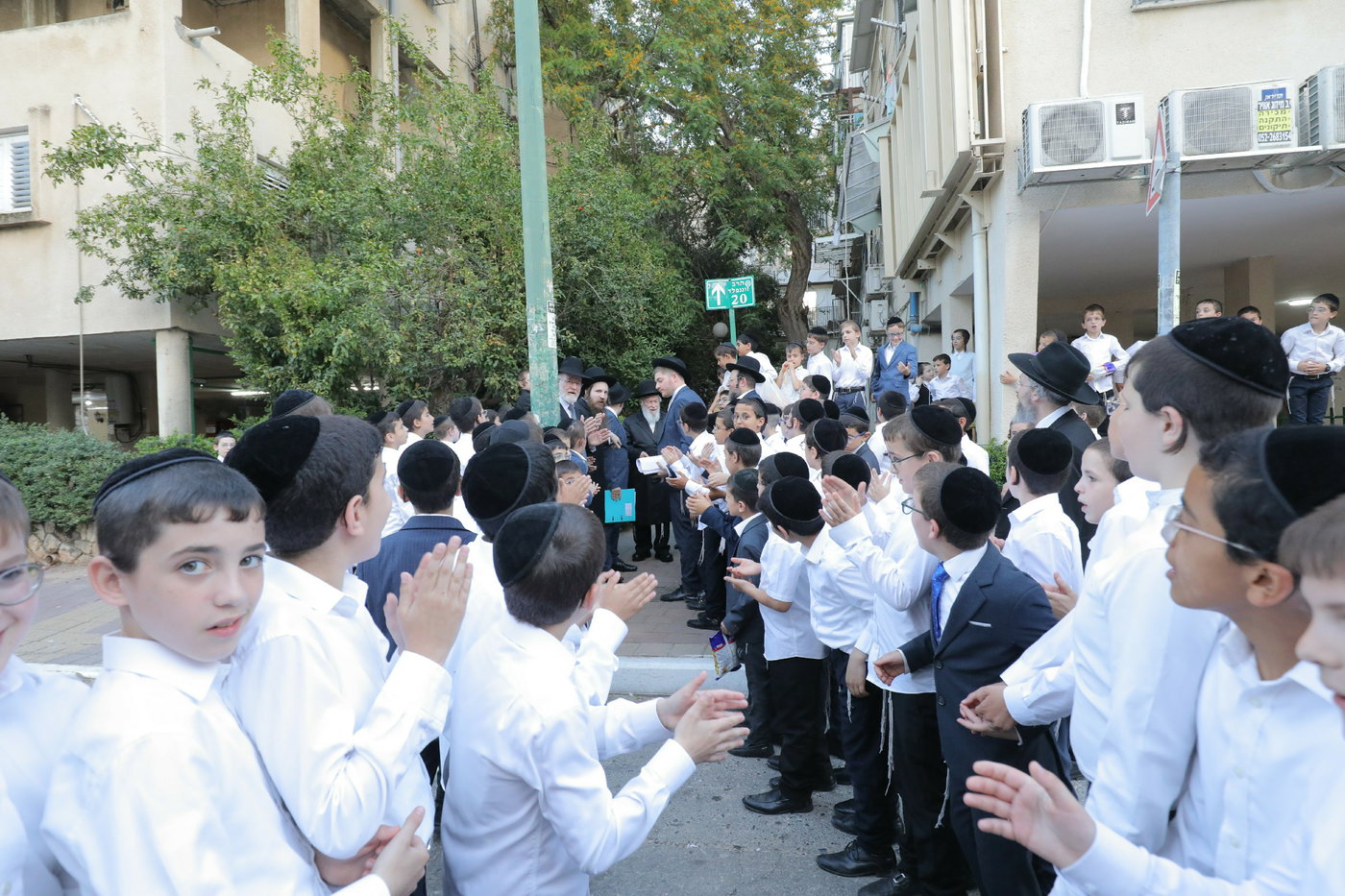 מאות הילדים מקבלים את פני הגר"י זילברשטיין בכניסת השבת