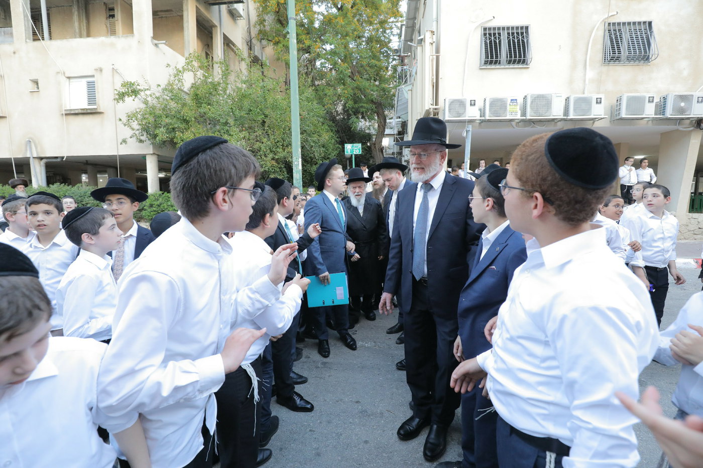 מאות הילדים מקבלים את פני הגר"י זילברשטיין בכניסת השבת