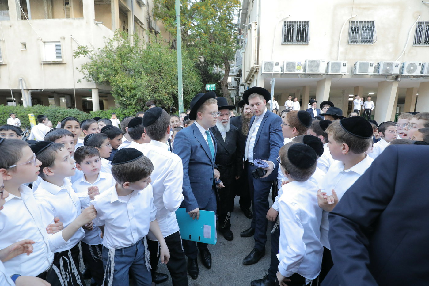 מאות הילדים מקבלים את פני הגר"י זילברשטיין בכניסת השבת