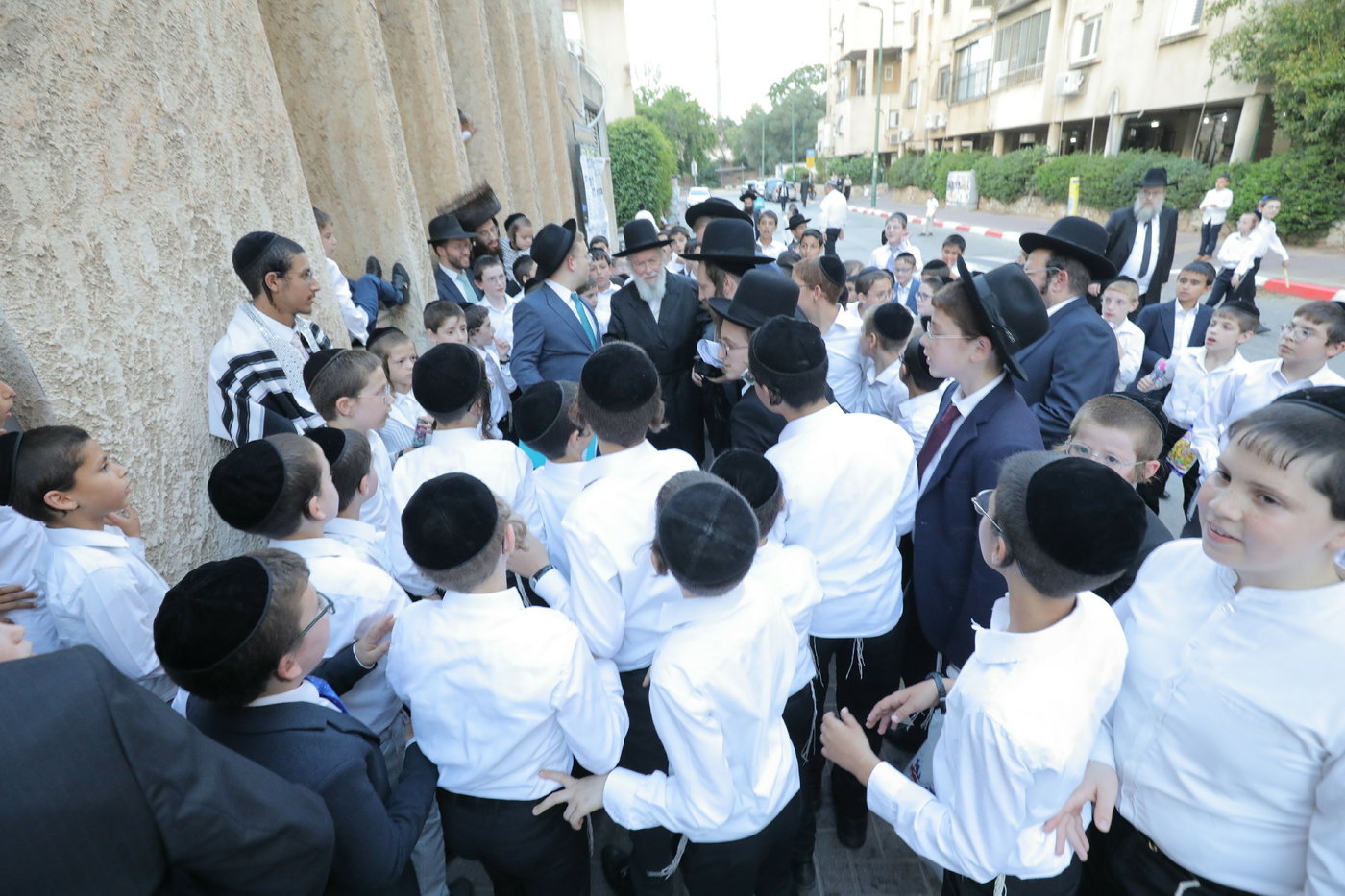 מאות הילדים מקבלים את פני הגר"י זילברשטיין בכניסת השבת