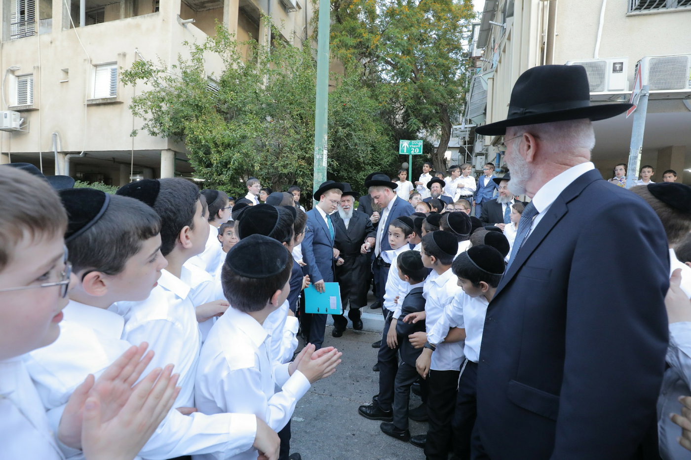 מאות הילדים מקבלים את פני הגר"י זילברשטיין בכניסת השבת