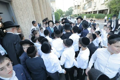 מאות הילדים מקבלים את פני הגר"י זילברשטיין בכניסת השבת
