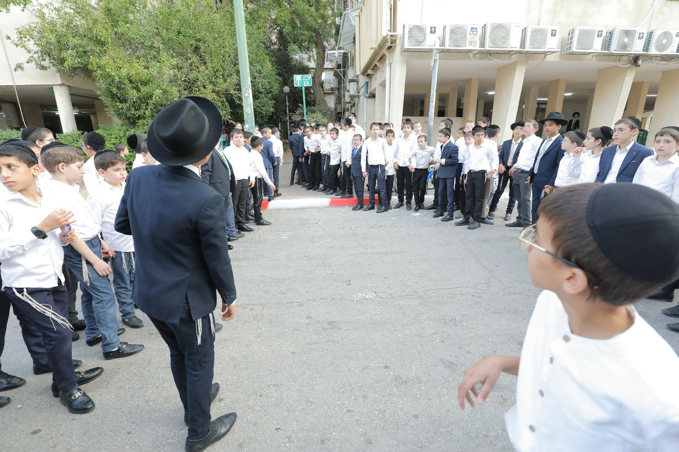מאות הילדים מקבלים את פני הגר"י זילברשטיין בכניסת השבת