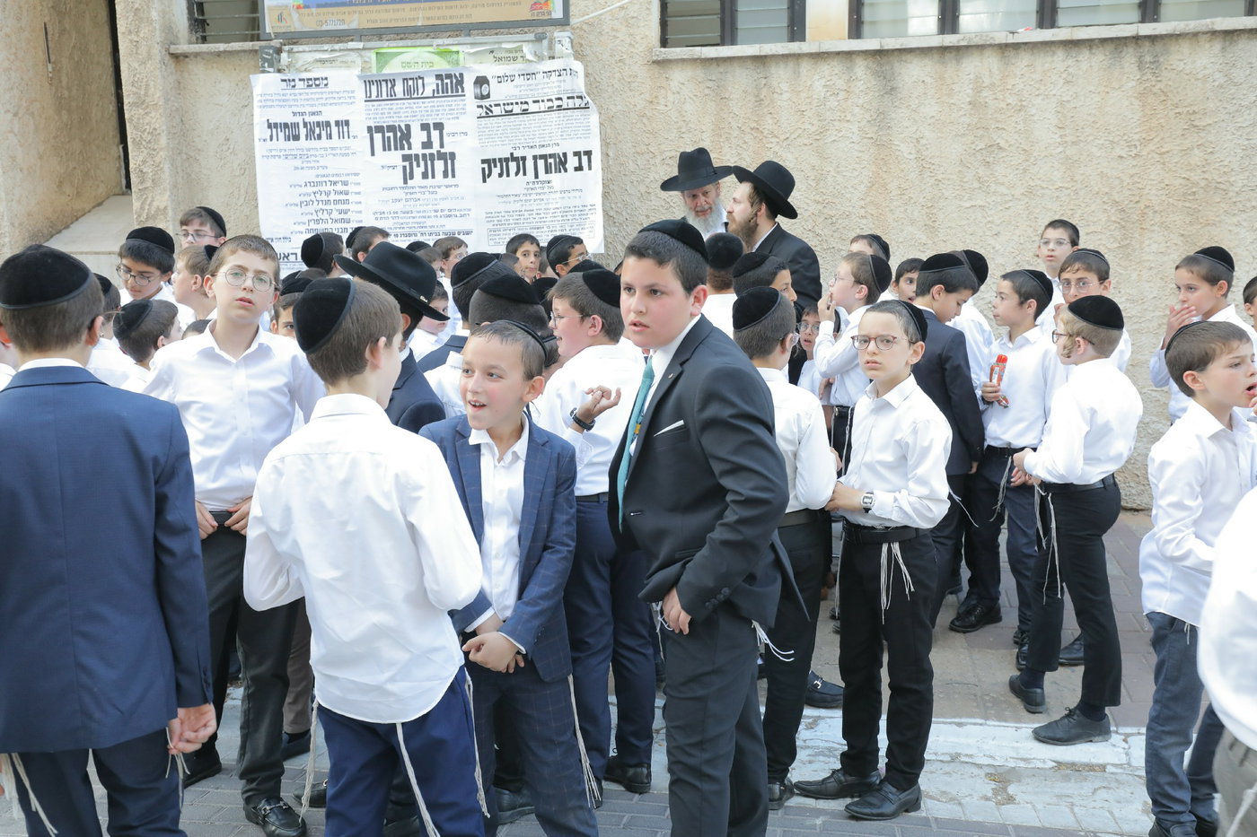 מאות הילדים מקבלים את פני הגר"י זילברשטיין בכניסת השבת