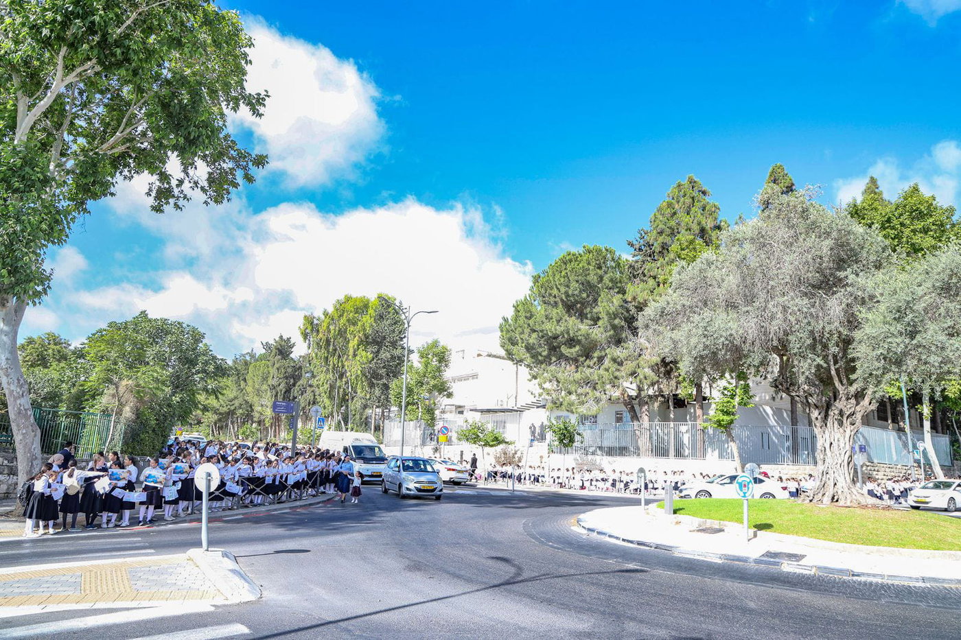 מאות תלמידות "בית יעקב גילה" במפגן מחאה