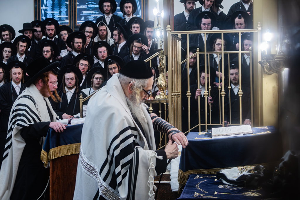 האדמו"ר מסאטמר בהנחת תפילין הירושה