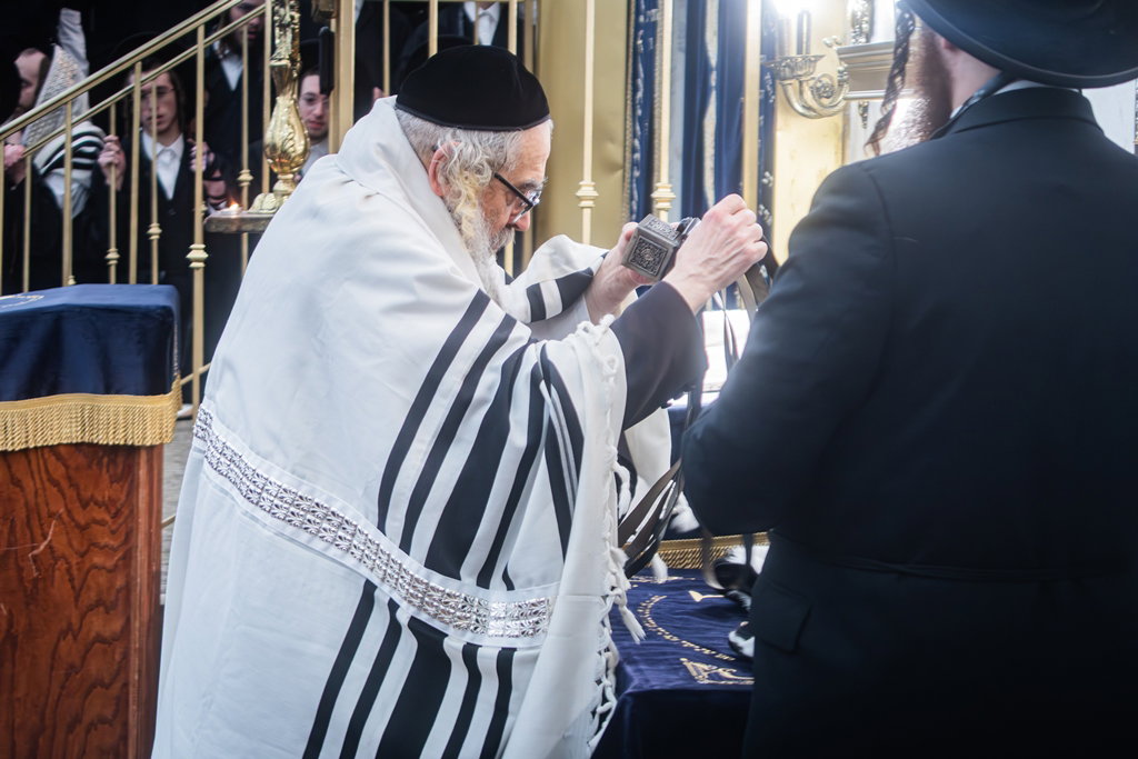 האדמו"ר מסאטמר בהנחת תפילין הירושה