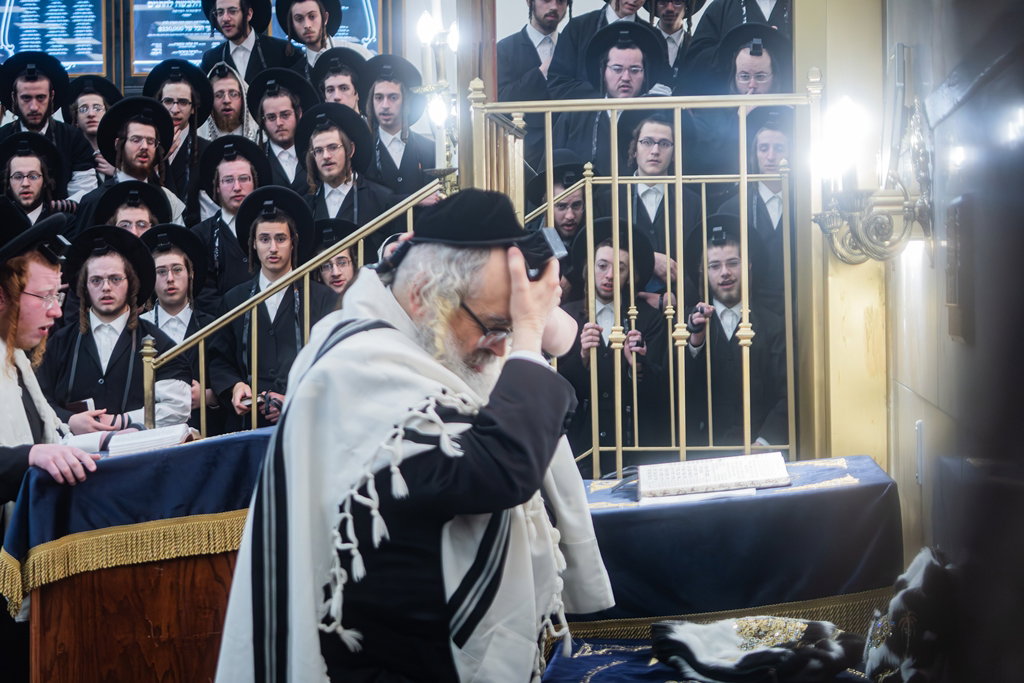 האדמו"ר מסאטמר בהנחת תפילין הירושה