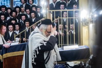 האדמו"ר מסאטמר בהנחת תפילין הירושה
