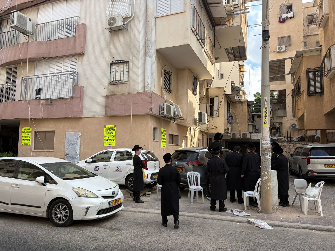 תושבים מתגודדים בשטח ההריסה בבני ברק