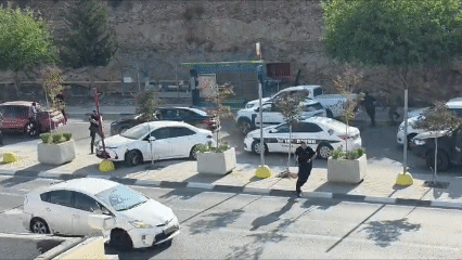 השוטרים פתחו בירי על הרכב החשוד כגנוב - וכמעט פגעו באחד מהם | צפו