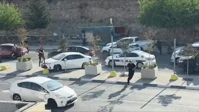 השוטרים פתחו בירי על הרכב החשוד כגנוב - וכמעט פגעו באחד מהם | צפו