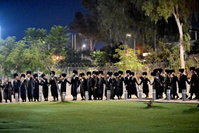 חסידי גור בהפגנה מול כלא 10