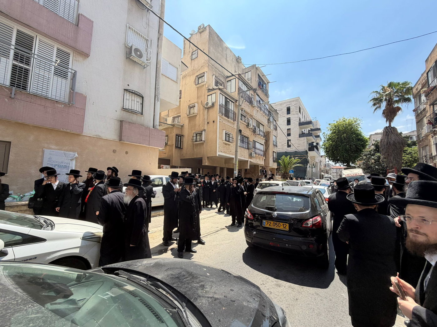 המונים חוסמים את ניסיונות ההריסה בבני ברק