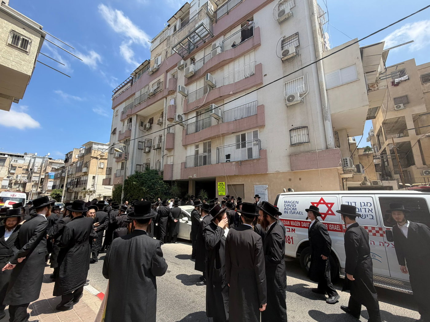 המונים חוסמים את ניסיונות ההריסה בבני ברק