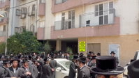 המחאה בבני ברק הצליחה: הריסת דירת הנכה שנבנתה ללא היתר - בוטלה | תיעוד