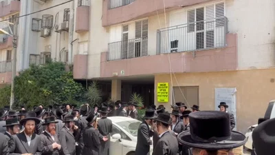 המחאה בבני ברק הצליחה: הריסת דירת הנכה שנבנתה ללא היתר - בוטלה | תיעוד