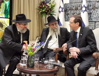 עם ניצולי האסון הגרעיני: המפגש המרגש של הנשיא הרצוג ושליחי חב"ד