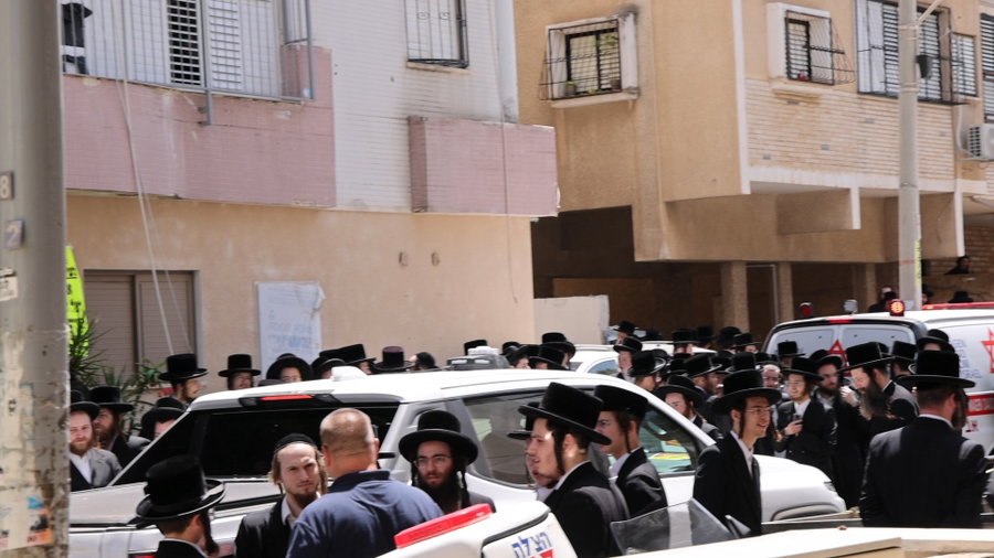 המונים חוסמים את ניסיונות ההריסה בבני ברק