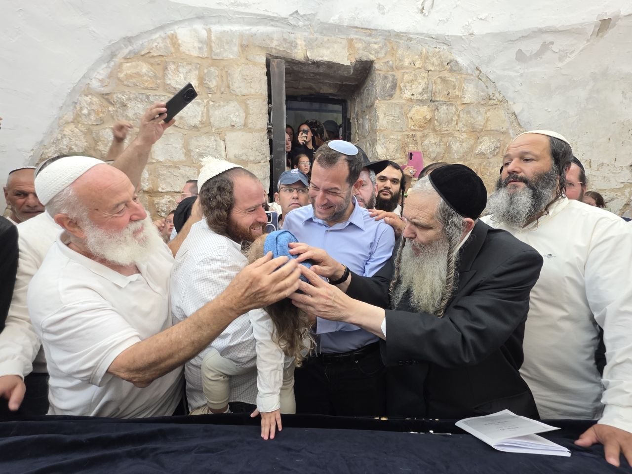 הרב שלום ארוש בקבר יוסף