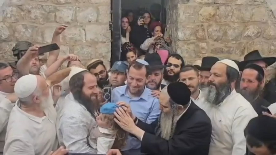 הרב שלום ארוש בקבר יוסף