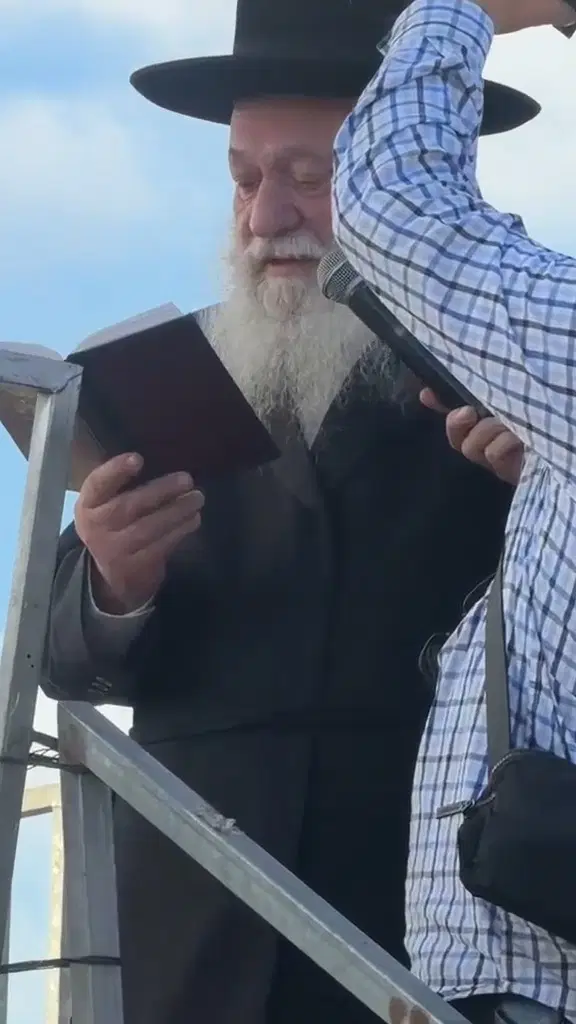 השר לשעבר גולדקנופף באמירת תהילים