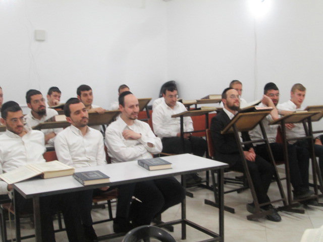ראש הישיבה הגאון רבי יהושע אייכנשטיין בישיבת קיבוץ 'חיי דעת'