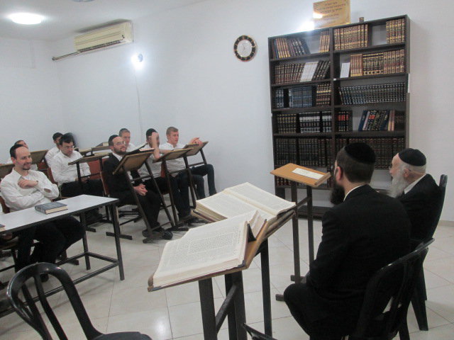 ראש הישיבה הגאון רבי יהושע אייכנשטיין בישיבת קיבוץ 'חיי דעת'