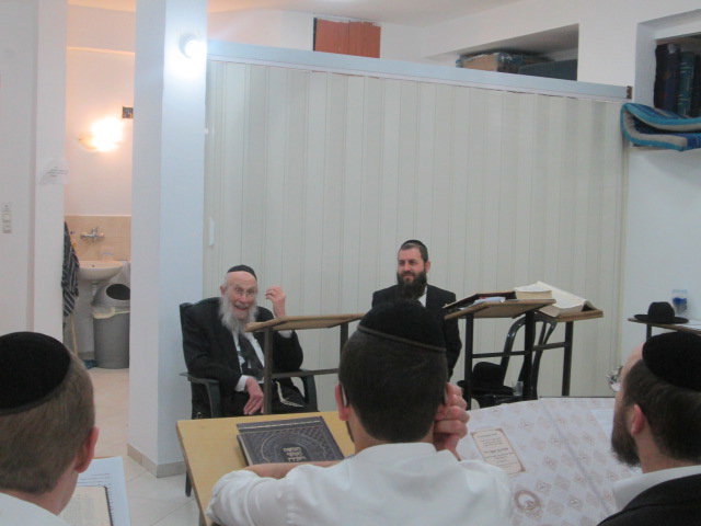 ראש הישיבה הגאון רבי יהושע אייכנשטיין בישיבת קיבוץ 'חיי דעת'