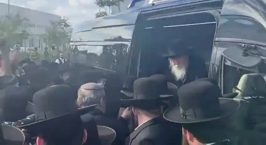 האדמו"ר מגור מגיע להפגנה