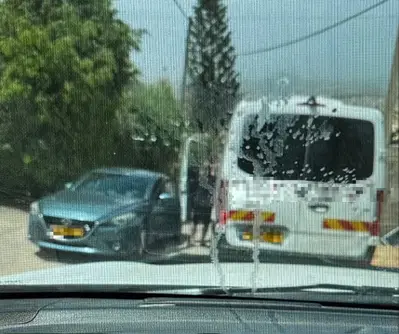 "חשב שצעקו עליו": יצא עם סלע וניפץ את רכב ההסעות בגלל ויכוח טיפשי