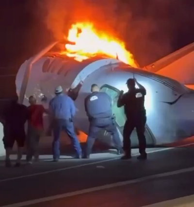 איזה אומץ: כך נראו רגעי החילוץ של נוסעים - בזמן שהמטוס בוער