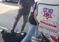 שוטר שתועד כשהוא בועט במפגין חרדי הושעה מתפקידו | "לא שלטנו באירוע"