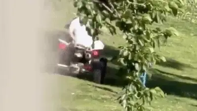 קטין התפרע עם הטרקטורון וגרם נזק - עד שנתפס בידי השוטרים | צפו